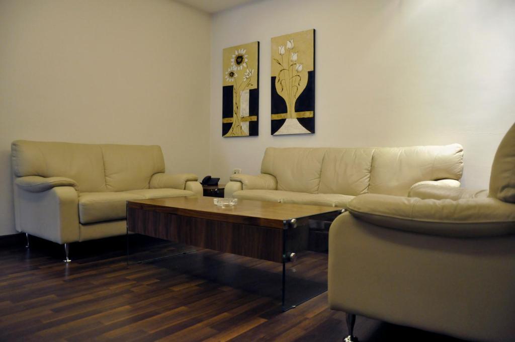 Granada Suites Hotel عمان الغرفة الصورة
